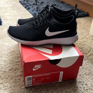 Womens Nike tennis shoes